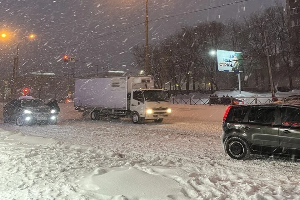 Неправильная парковка мешает уборке снега.