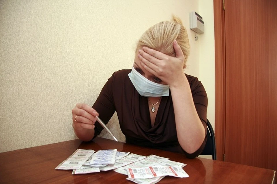 При появлении симптомов недомогания рекомендуется оставаться дома, вызвать врача и минимизировать контакты с окружающими.