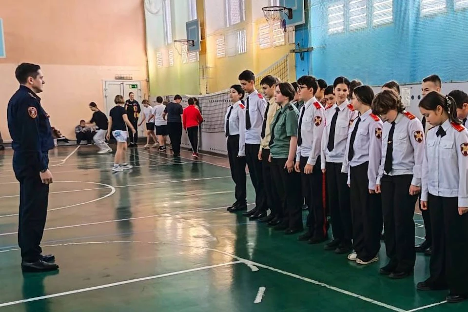 Офицер подмосковного главка Росгвардии провел занятия по строевой подготовке с кадетами подшефного класса