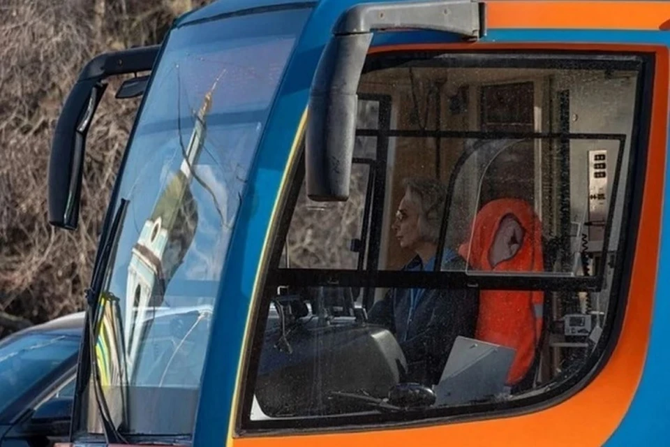 На работу городского электротранспорта влияет погода.