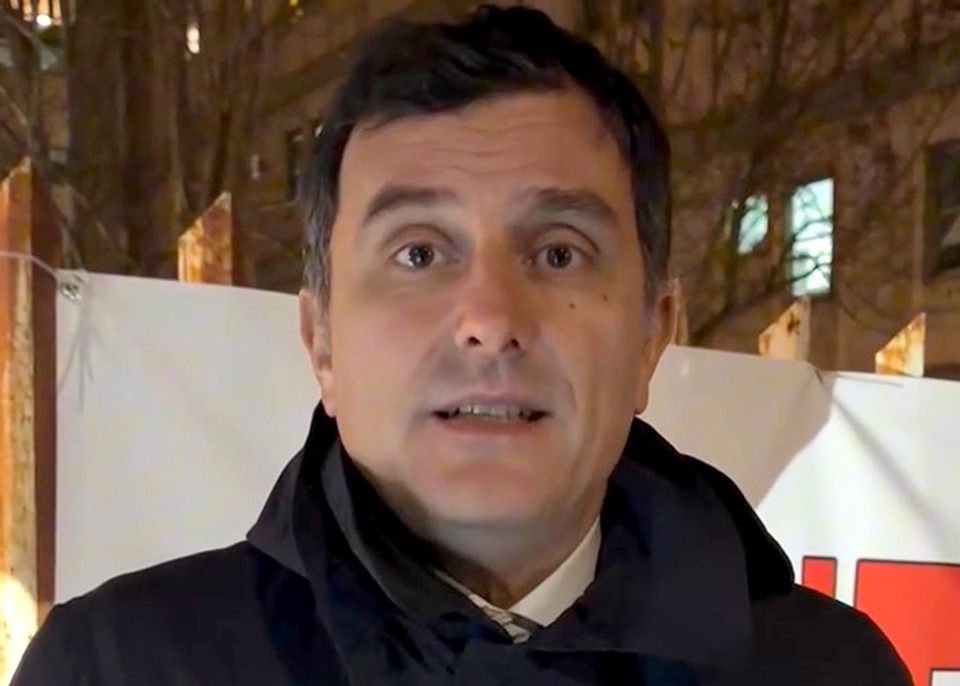 Мэр итальянского города больше месяца ночует в палатке в знак протеста