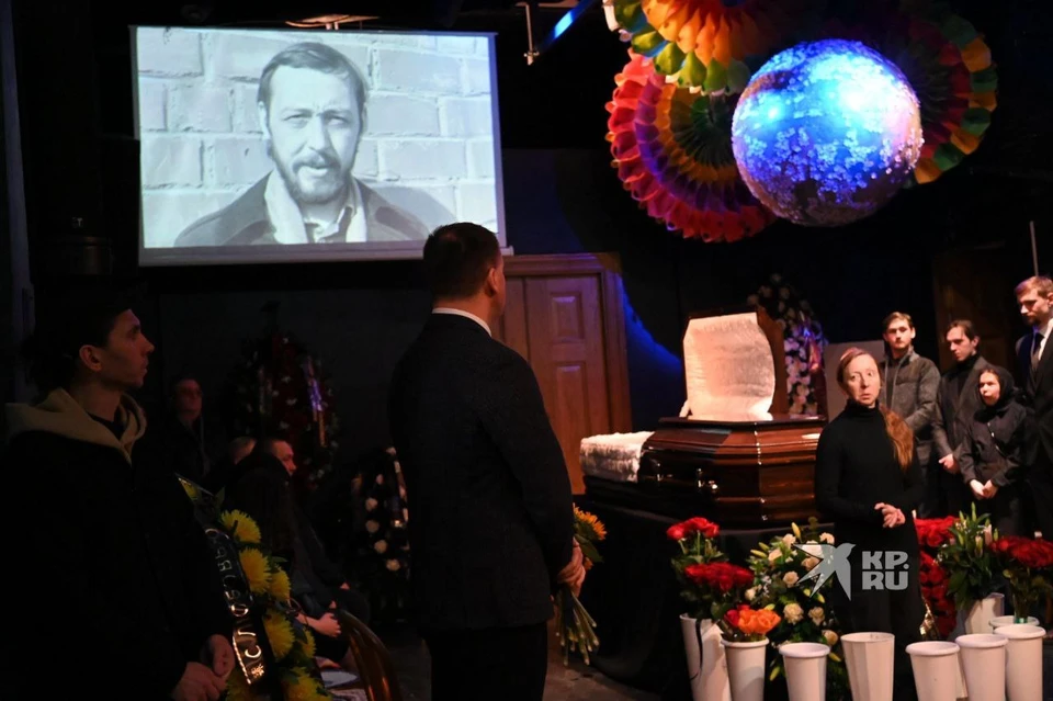 Десятки людей выстроились в очередь ко входу в театр, чтобы попрощаться с Николаем Колядой