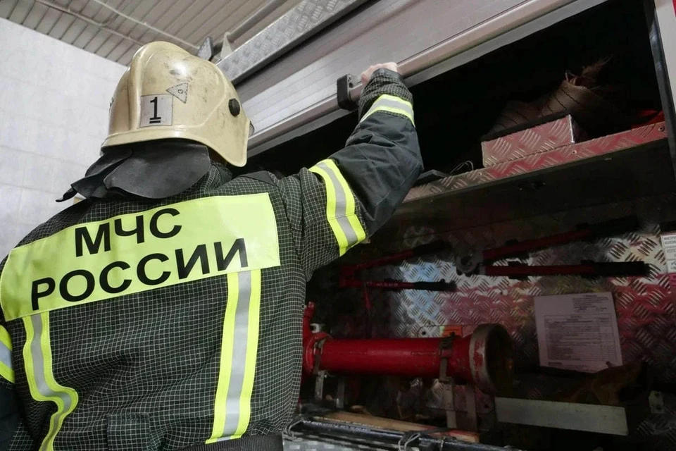В ликвидации пожара на площади 70 квадратных метров участвовали шесть человек и три единицы техники МЧС России