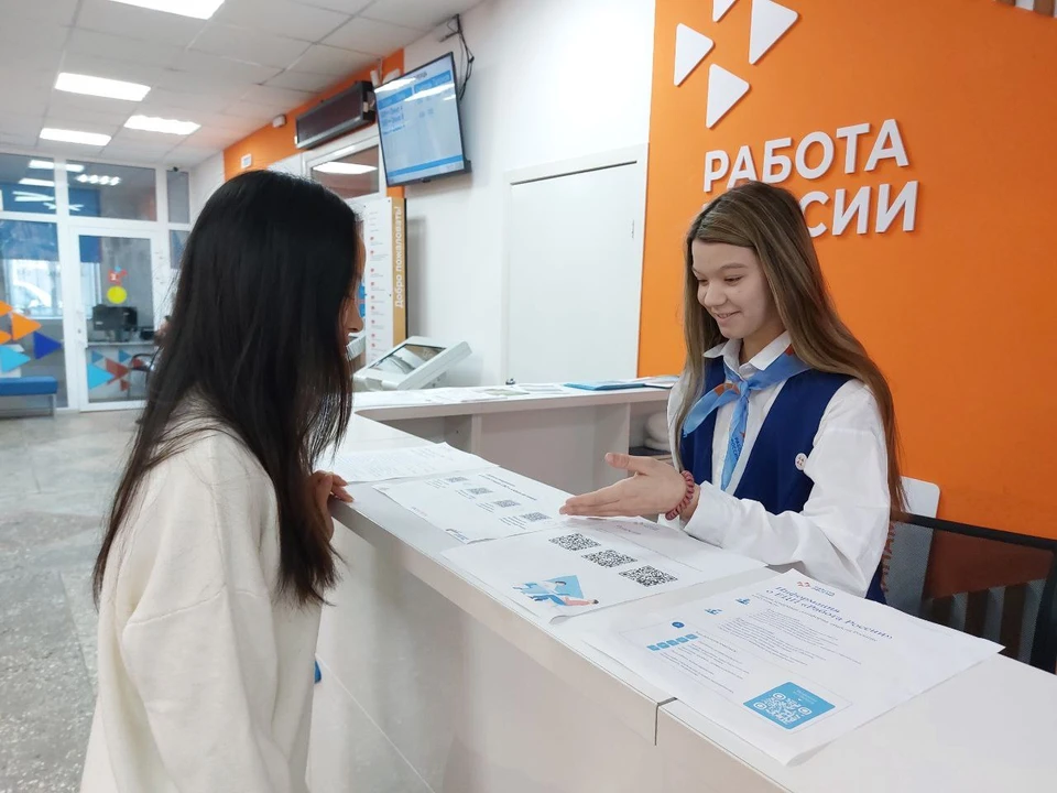 Специалисты Кадрового центра Астраханской области консультируют женщин по вопросам трудоустройства. Фото: Агентство по занятости населения Астраханской области