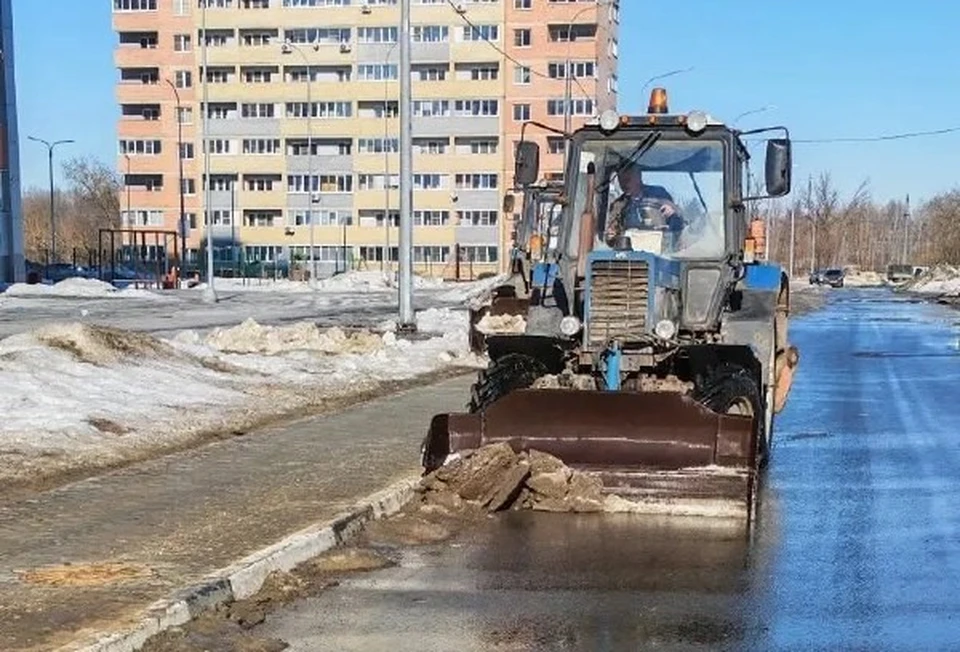 Центральные городские магистрали очищают с помощью универсальных комплексов «Бродвей» и вакуумных подметально-уборочных машин.