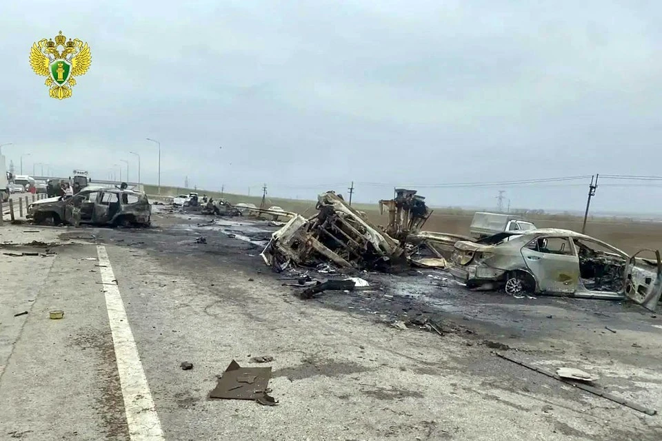 Cмертельное ДТП под Ростовом: бензовоз взорвался после столкновения с четырьмя легковушками