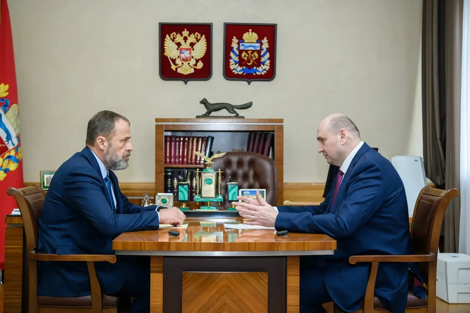 Игорь Комаров и Евгений Солнцев обсудили безопасный пропуск паводка в Оренбуржье. Фото: правительство Оренбургской области.
