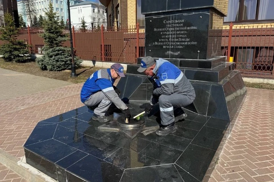 Техобслуживание Вечного огня в Сарапуле. Фото: пресс-служба «Газпром газораспределение Ижевск»