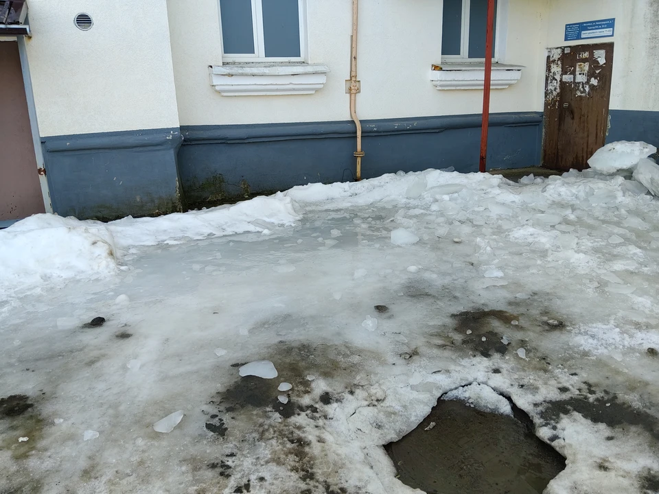 УК вовремя не очистила двор от наледи, из-за чего пенсионерка получила травму.