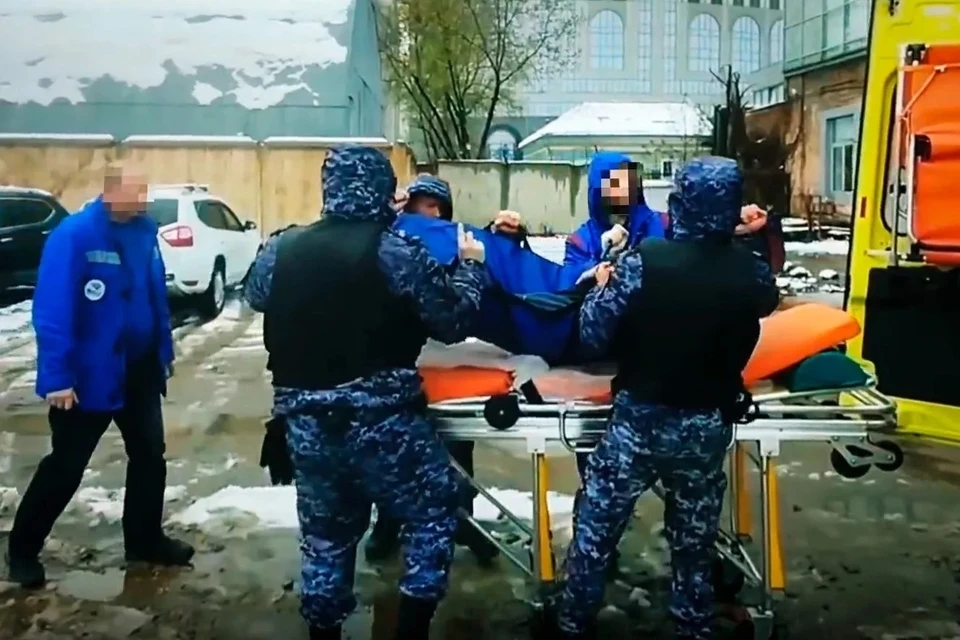 Росгвардейцы помогли мужчине, получившему серьезную травму ноги в центре Москвы. Фото: пресс-служба ГУ Росгвардии