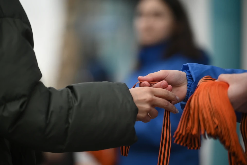 Новосибирцам напомнили о наказании за осквернение георгиевской ленты.
