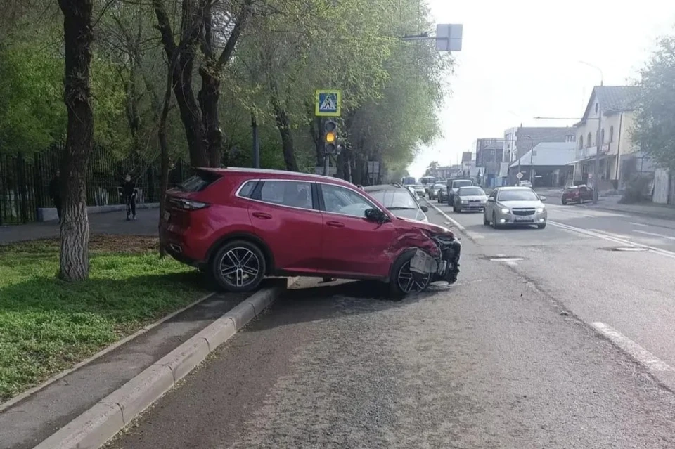 66-летний водитель за рулем кроссовера Changan, двигаясь со стороны улицы Кима в направлении улицы Ленинградской, допустил наезд на автомобиль Chevrolet под управлением 40-летней женщины