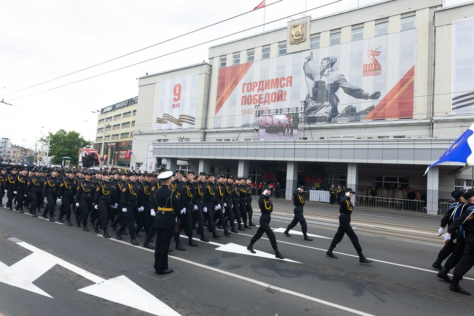 По площади торжественным строем промарширует пешая колонна в составе 983 человек.