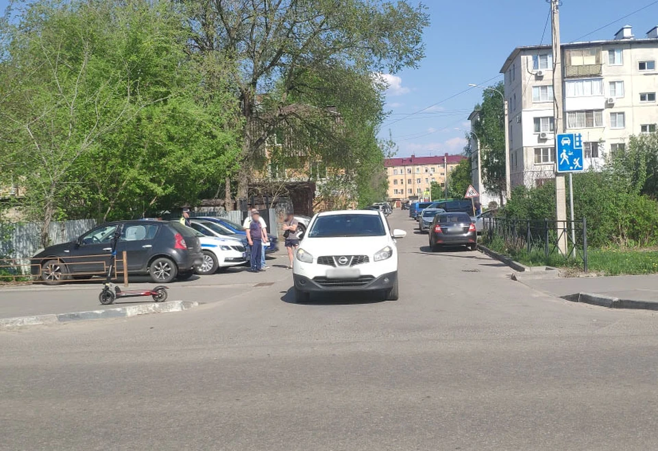 На электросамокате ехали двое подростков