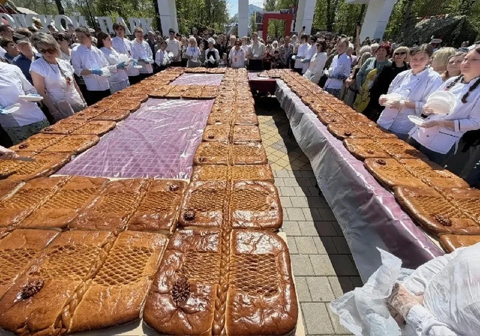 Пирог испечен в форме цифры «81» - в честь годовщины со Дня Победы. Фото: администрация Минераловодского округа