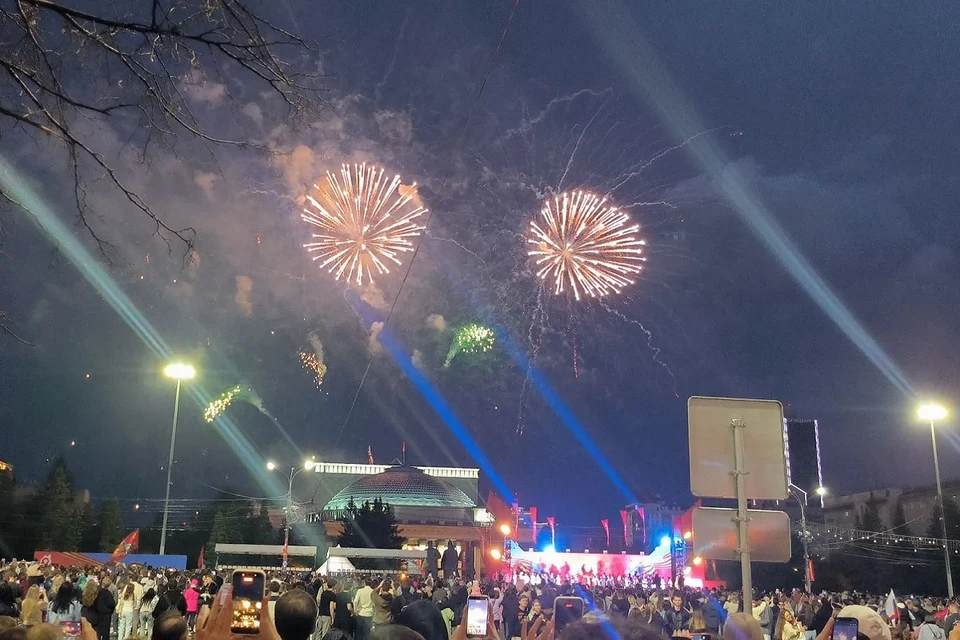 В городе прогремят пять салютов.