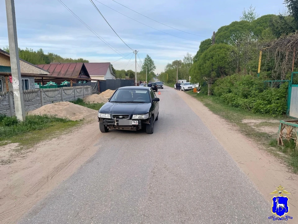 Ребенок шел по обочине.