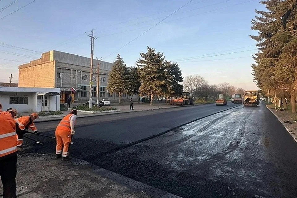 Свердловская область ремонтирует дороги в селе Мичурино Тельмановского округа. Фото: t.me/NAVelikodnaya