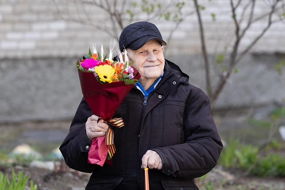Николай Москаленко принимает поздравления со 100-летним юбилеем.