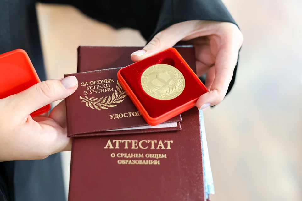 Выпускникам достаточно набрать 24 балла по русскому языку и «тройку» по «базовой» математике