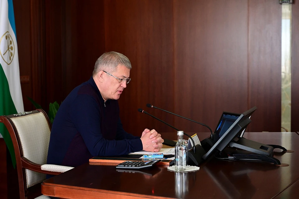 Радий Хабиров проводит оперативное совещание из Москвы в режиме онлайн.
