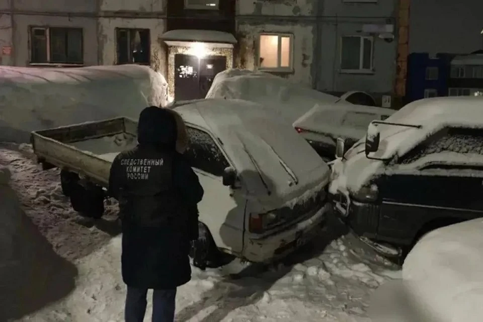 Машину занесло на обледенелом спуске во дворе дома