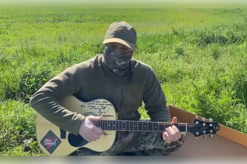 "Бархан" получил именную гитару от любимого актера. Фото: Народный фронт Херсонской области