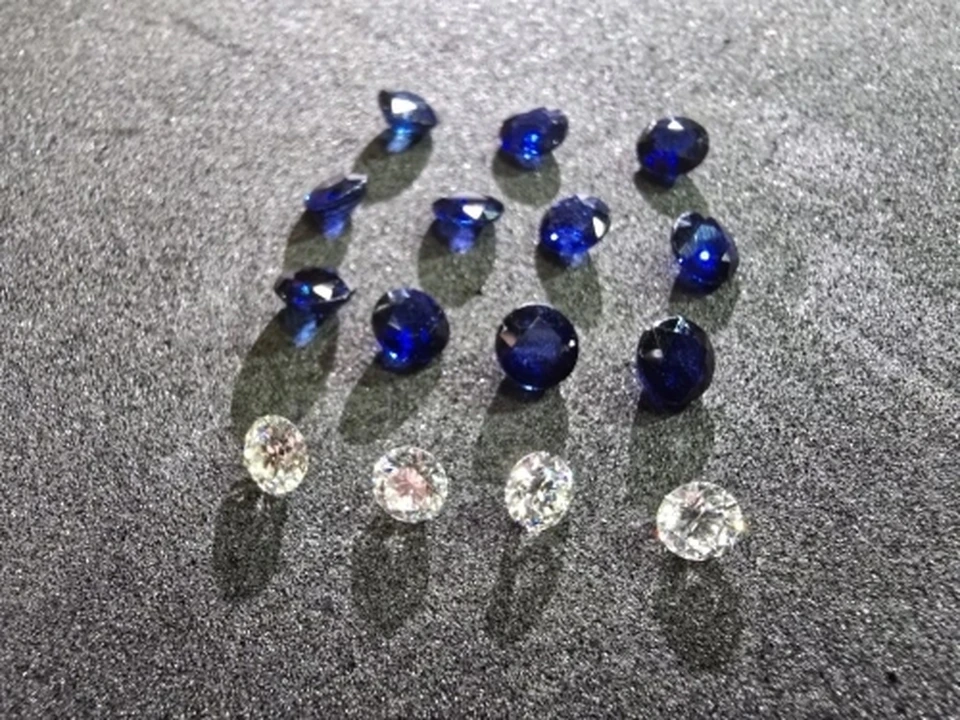 Всего изъято 15 камней – четыре бриллианта и одиннадцать сапфиров. Фото: ФТС