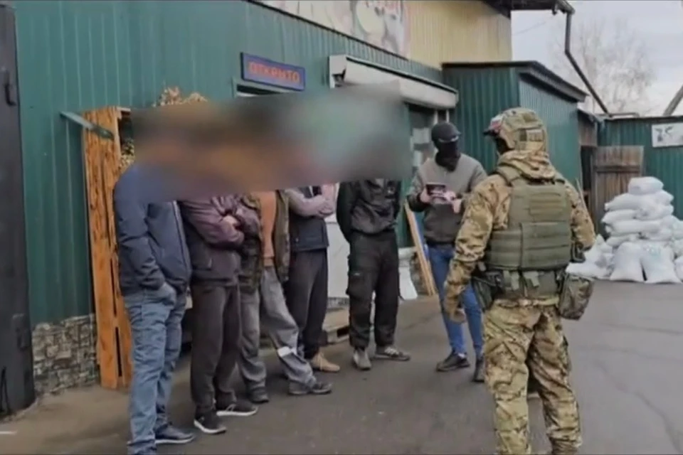 Полицейские проверили плодоовощную базу, торговые рынки и места скопления иностранцев.