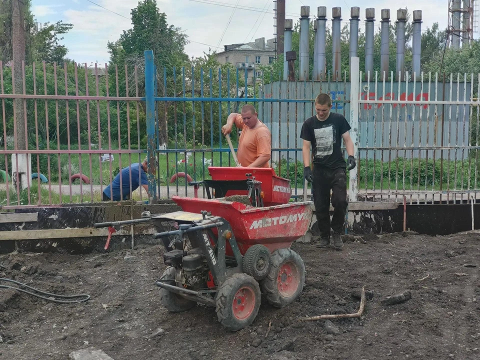 В Ровеньках по нацпроекту благоустраивают территорию у школы №6. ФОТО: Администрация городского округа Ровеньки ЛНР