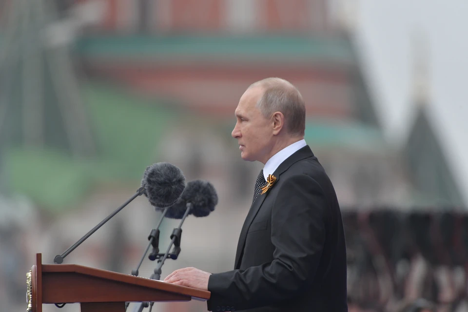Путин передал поздравления ветерану Знаменскому, с которым сидел на Параде