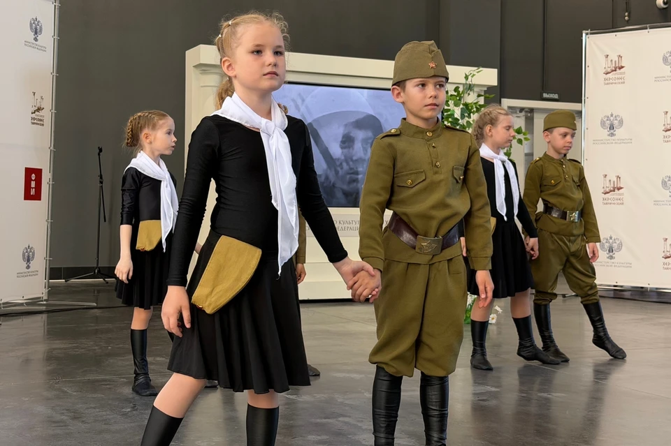 Выступление детского сада «Школа Экотех+» с композицией «Постарайтесь вернуться назад…». Фото: ВК ГБОУ ДО Центр военно-патриотического воспитания, vk.ru/gbou_cvpvum