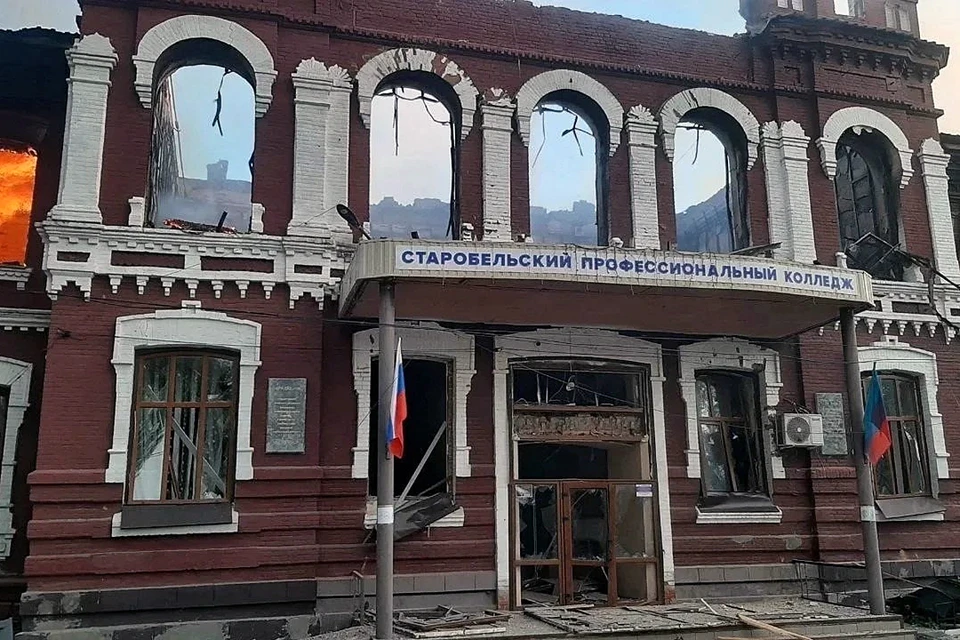 Сотрудники МЧС РФ работают на месте обрушения общежития