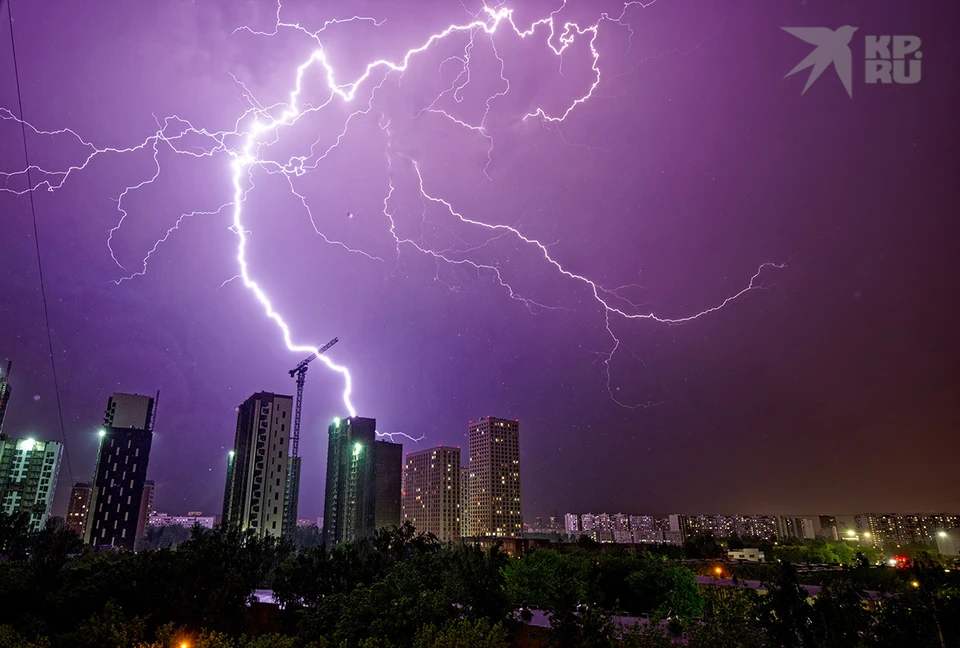 Грозы с молниями обрушились на Москву