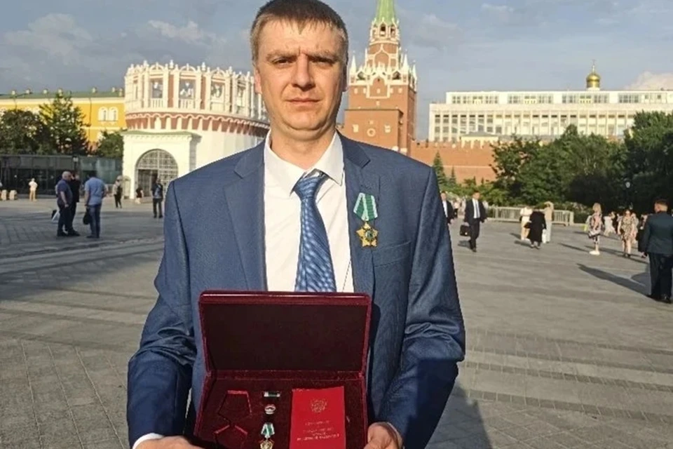 Владимир Путин вручил Орден Дружбы электрогазосварщику из ДНР Виталию Тукову. Фото: «Донбасстеплоэнерго»