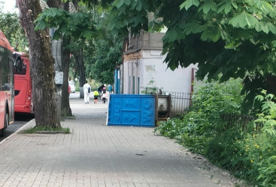 Рухнувшая кабинка биотуалета несколько дней валятся на тротуаре.
