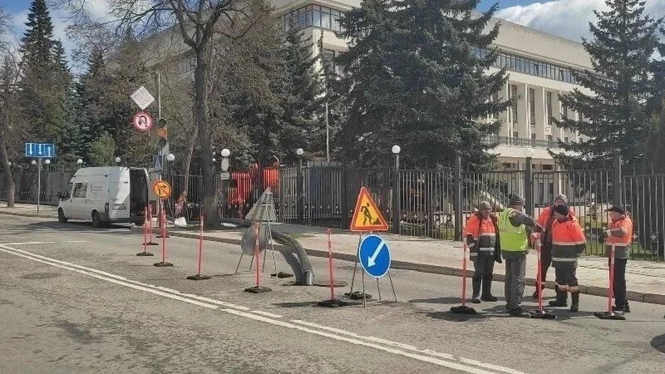 На улице Набережной в Калуге обновляют канализацию современным методом без раскопок.