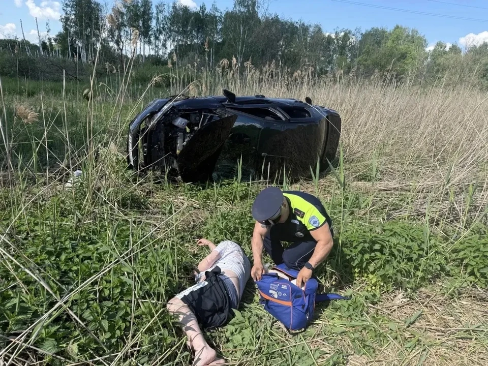 Водителю вылетевшей с дороги «Лады» оказали первую помощь автоинспекторы.