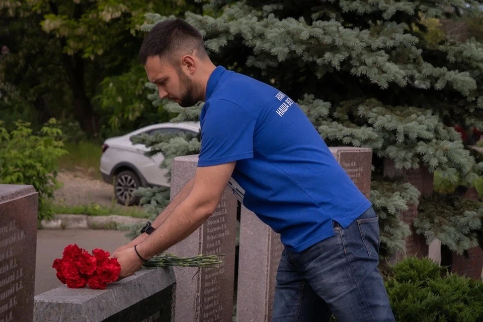 В Донецке активисты МГЕР возложили цветы ко Дню начала боев за аэропорт. Фото: МГЕР в ДНР