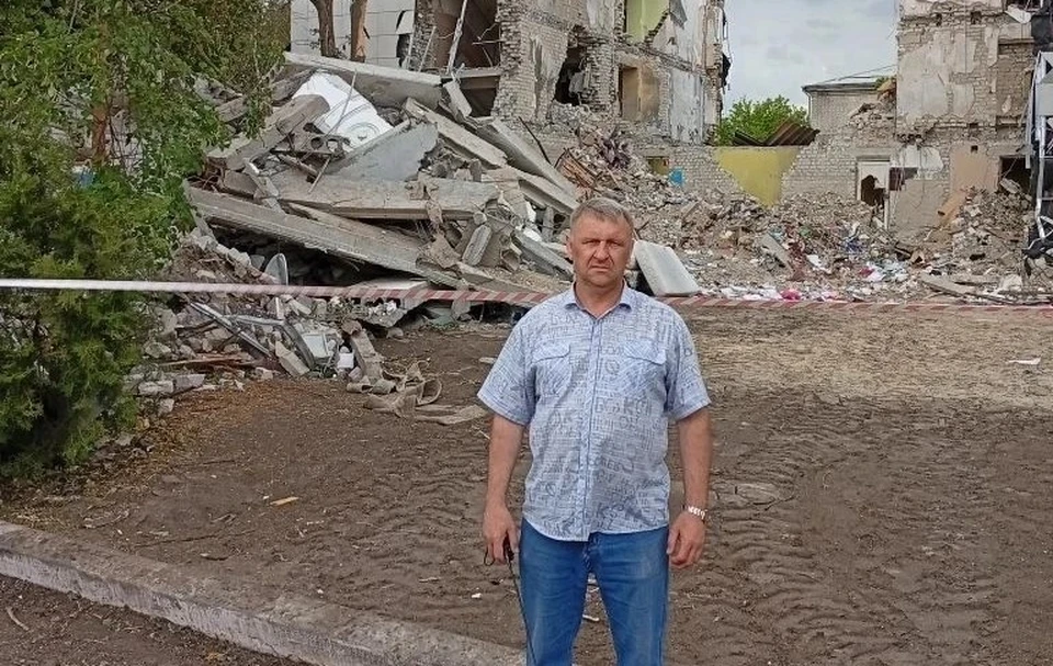 Юрий Гришин на фоне разрушенного общежития, из которого выносил буквально на руках ребят
