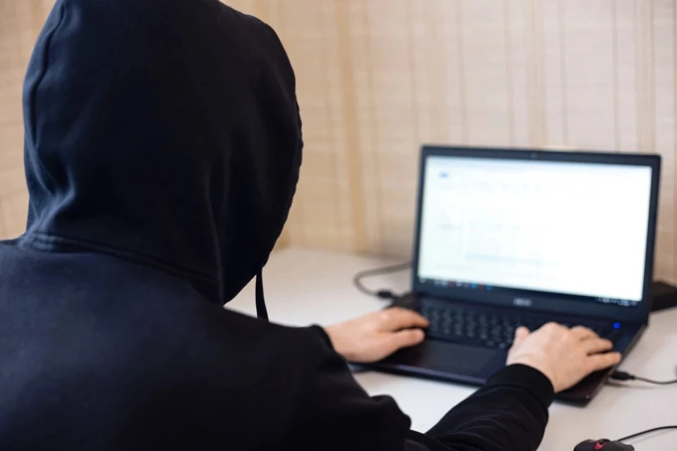 Пострадавшие от телефонных мошенников пенсионерки из Нелидова добровольно передали деньги приехавшему к ним домой курьеру.