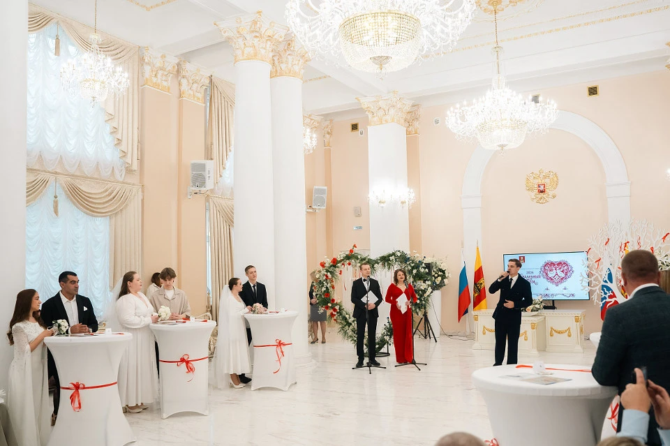 26 мая в областной столице состоялось открытие летнего свадебного сезона. Фото: Кристина Белякова/предоставлено ПТО