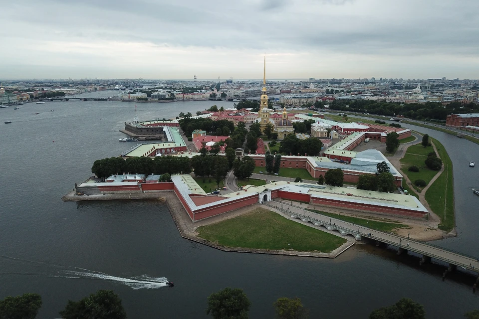 В полдень на Соборной площади Петропавловской крепости начнется парад юных музыкантов.