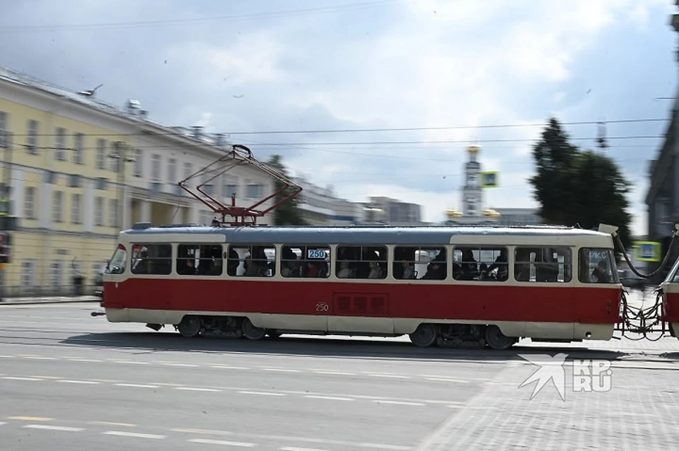 В Екатеринбурге из-за ураганного ветра встали трамваи