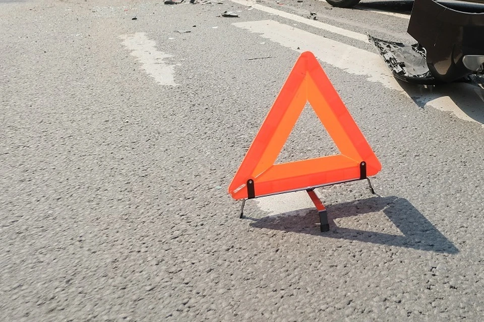 Водитель «Тойоты» врезался в фуру и травмировал подростка в Приморье