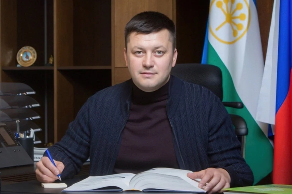 Волосы чиновника, обвиняемого во взятках, направили в лабораторию для поиска следов запрещенных веществ.