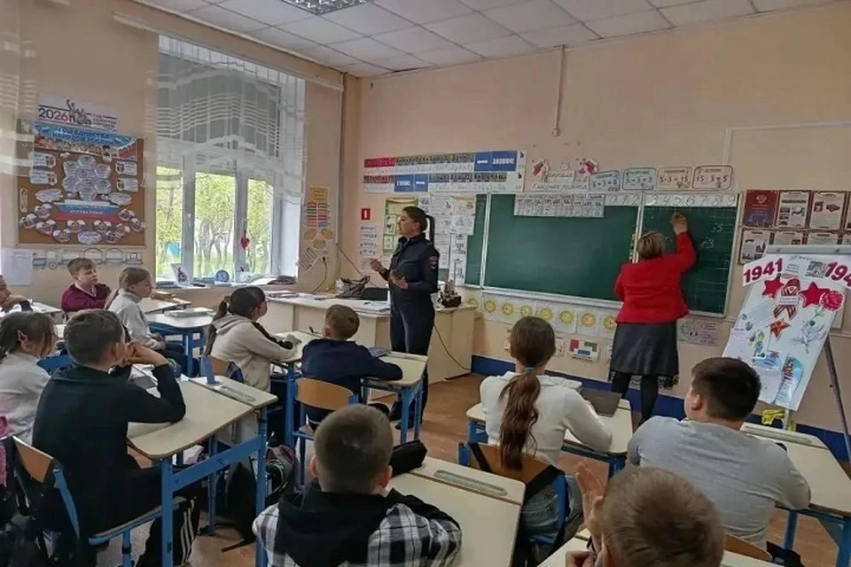 В Мариуполе перед каникулами ГИБДД напомнила детям правила дорожного движения. Фото: МВД ДНР