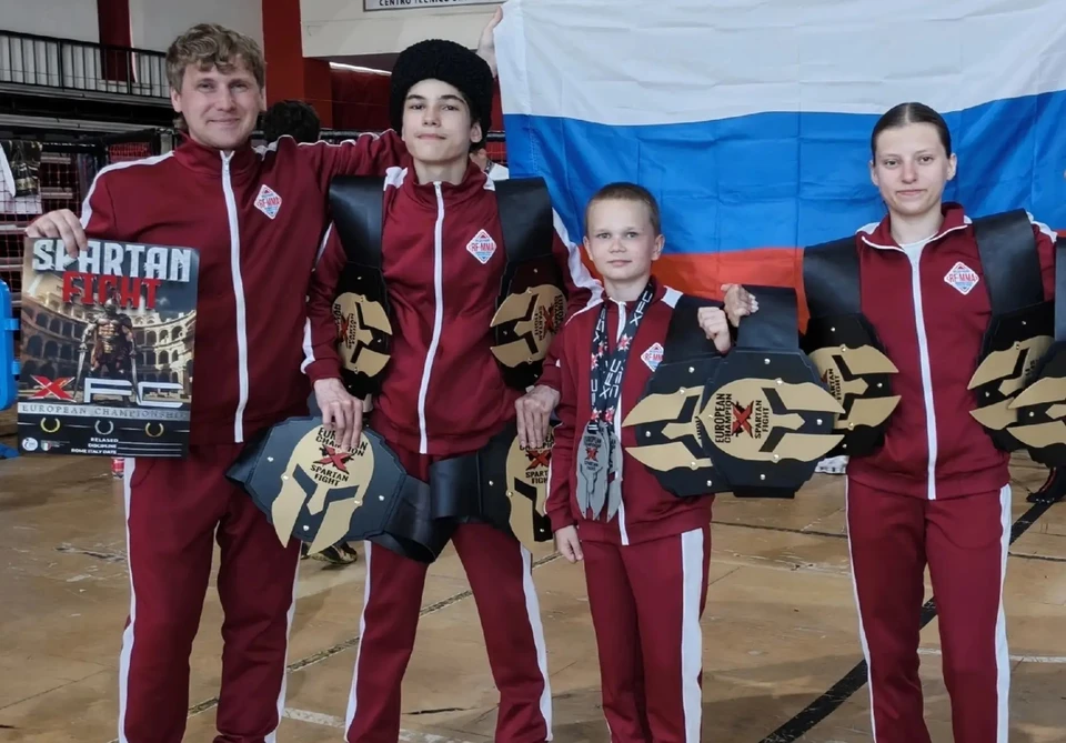 Алексей Потеряхин (слева) и его юные чемпионы. Фото из телеграм-канала "Спорт Белгород".