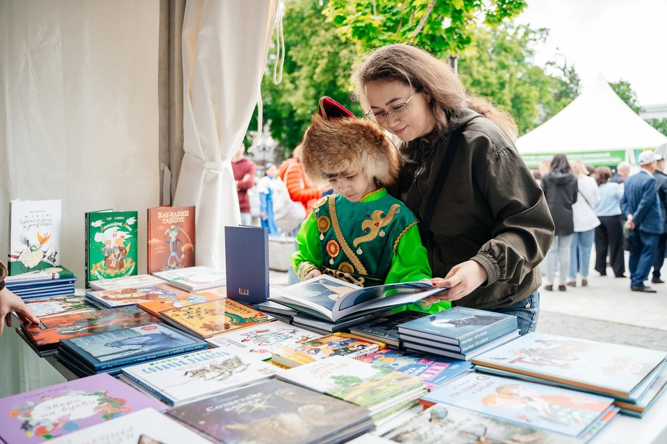 IV Международная книжная ярмарка «Китап-Байрам» проходила три дня подряд на Советской площади в Уфе. Фото: Айназ Мустафин