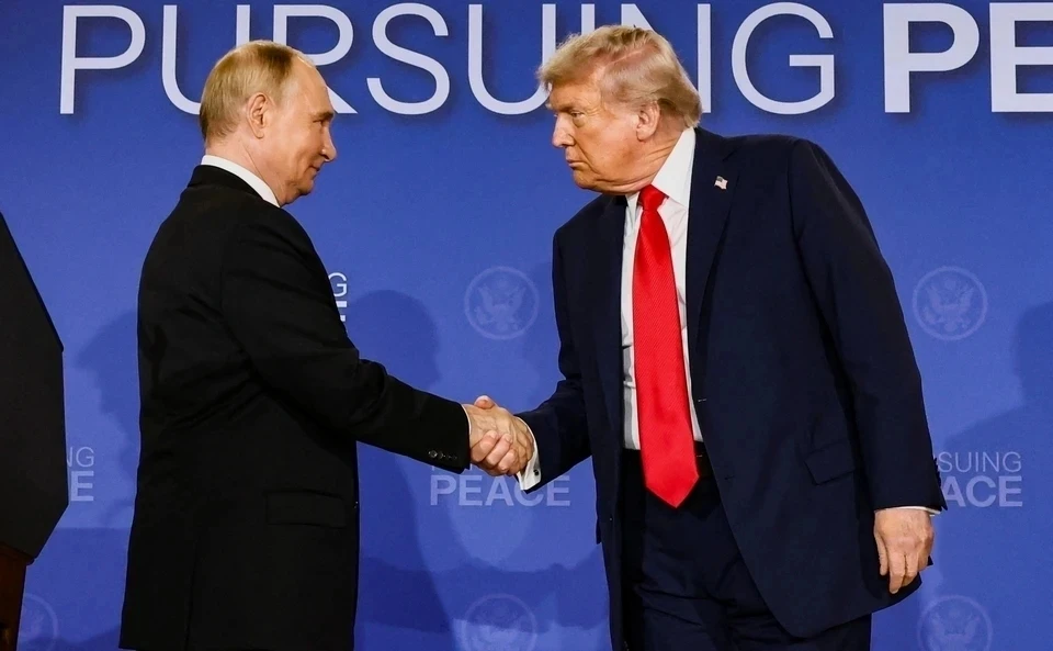 Фото с Путиным стало единственным групповым снимком Трампа в Пальмовой комнате